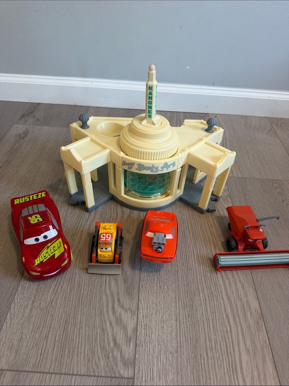 DISNEY PIXAR CARS RAMONE'S HOUSE OF BODY ART PLAYSET COLOR CHANGING & Other Cars
